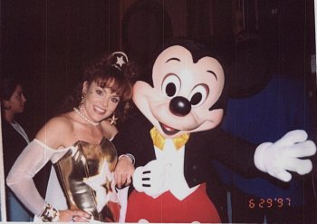 [Tatiana con Mickey Mouse]